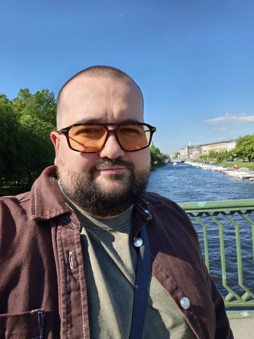 Станислав Неверов на набережной в Санкт-Петербурге